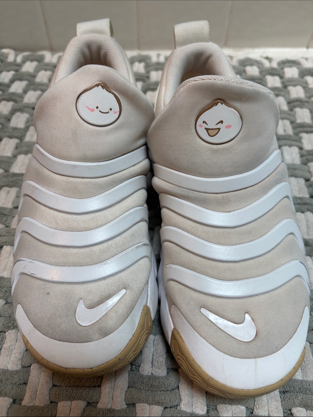 Nike Kids Slip-On Sneakers in Cream and White with Fun Character Badge size 3